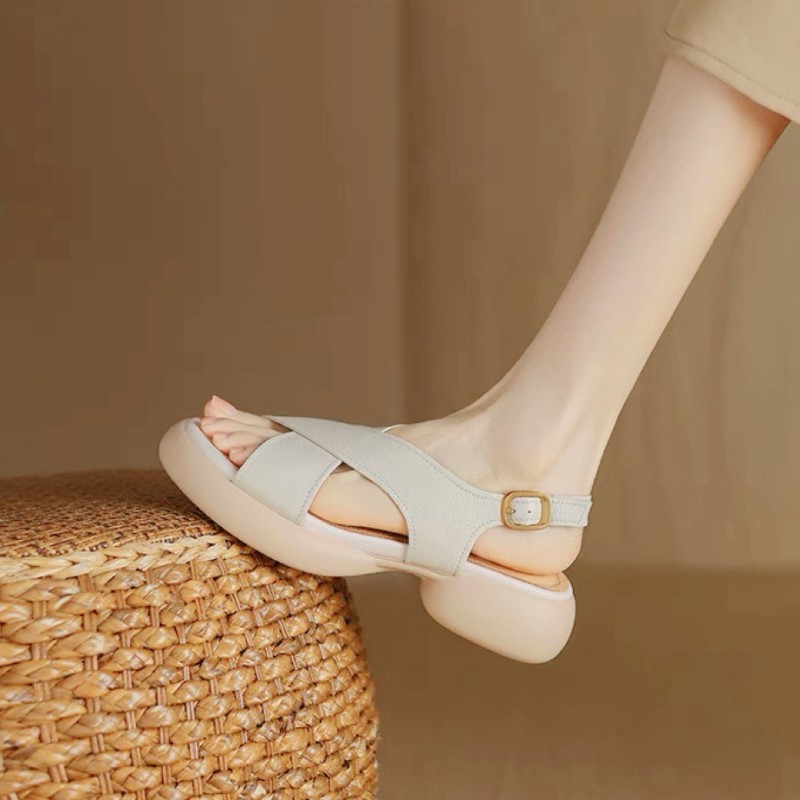 Nuevas sandalias de mujer simples con una sola gruesa y transpirable, zapatos de madre de moda, sandalias de playa de verano 2026.