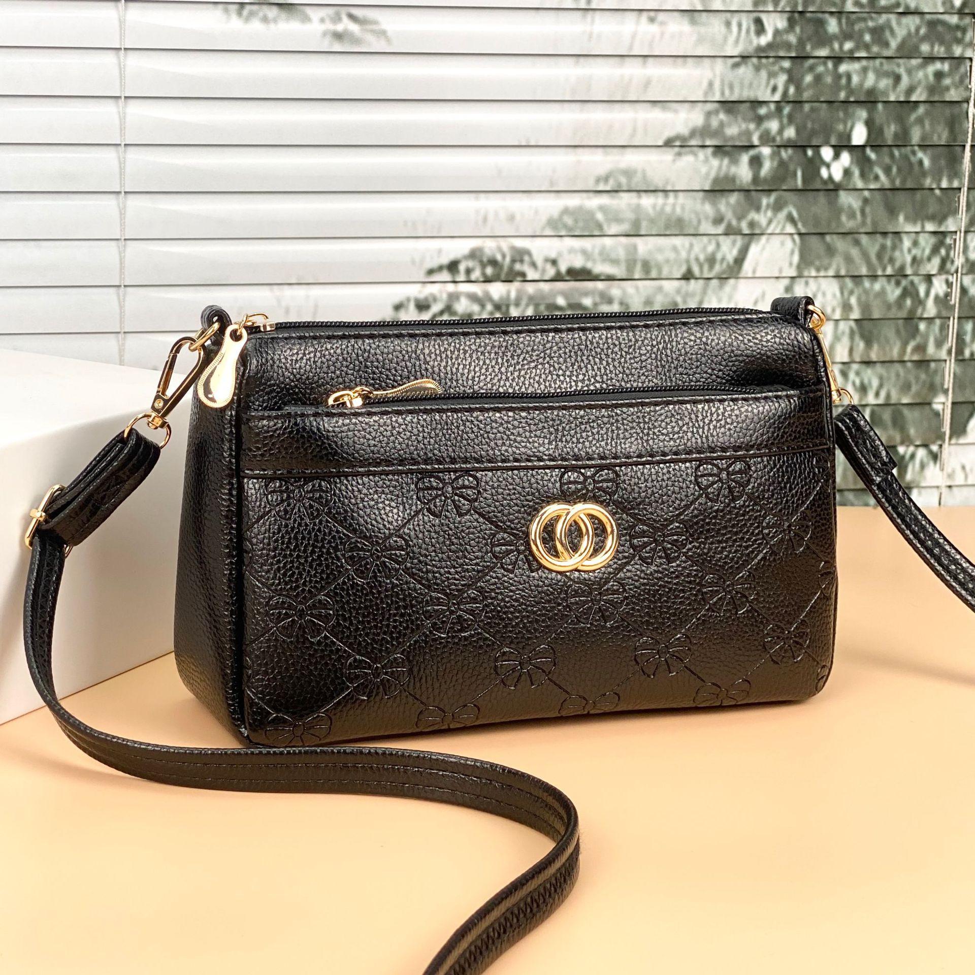 Guangzhou Hengli Leather Ladies Bolso de hombro para mujer Bolso de madre de mediana edad de múltiples capas de un solo hombro Bolso pequeño de gran capacidad al por mayor image 26