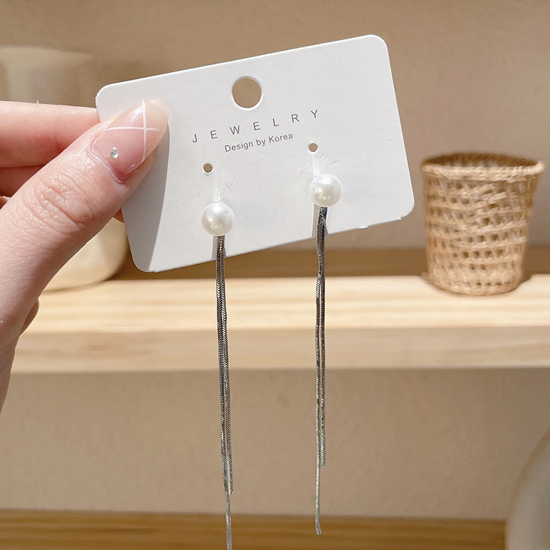 Pendientes transfronterizos, pendientes de metal de alta calidad, pendientes de 2025 nuevos pernos de moda, temperamento ligero y lujoso, pendientes de atmósfera