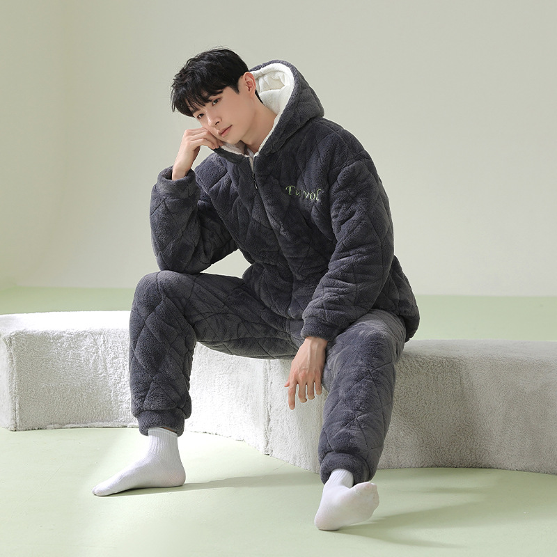 【綿を挟んで暖かい服】冬に綿を挟んでカップルのパジャマを厚くしてサンゴの毛を温めます。