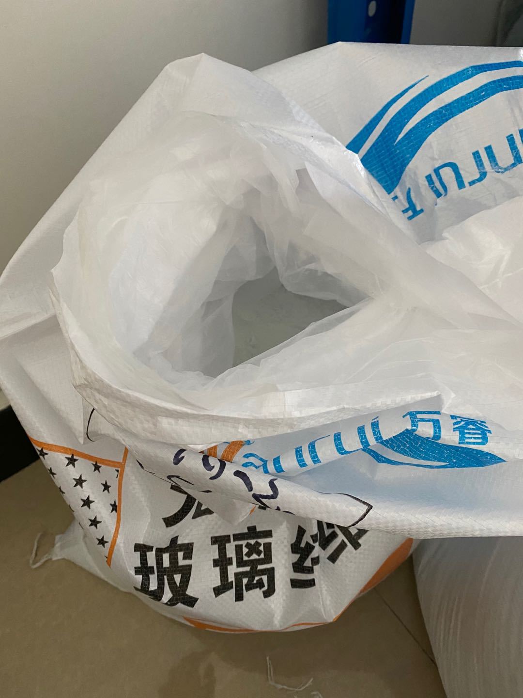 Различные композитные материалы добавляются с помощью щелочного порошка стеклянного волокна, измельчающего волокна и порошка стеклянного волокна для усиления смолы