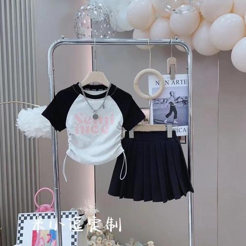 Set of 2 Girls' Han Style  Summer New Fashion Letter Short Sleeve Top and Pleated Skirt