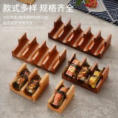 寿司の木の棚taco巻きウニの手は棚を握って皿の創意の食器を並べます。