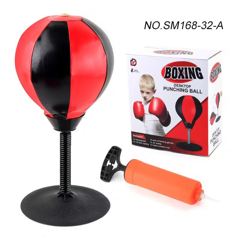 子供の家庭用訓練器材の男の子はスポーツのおもちゃをします。