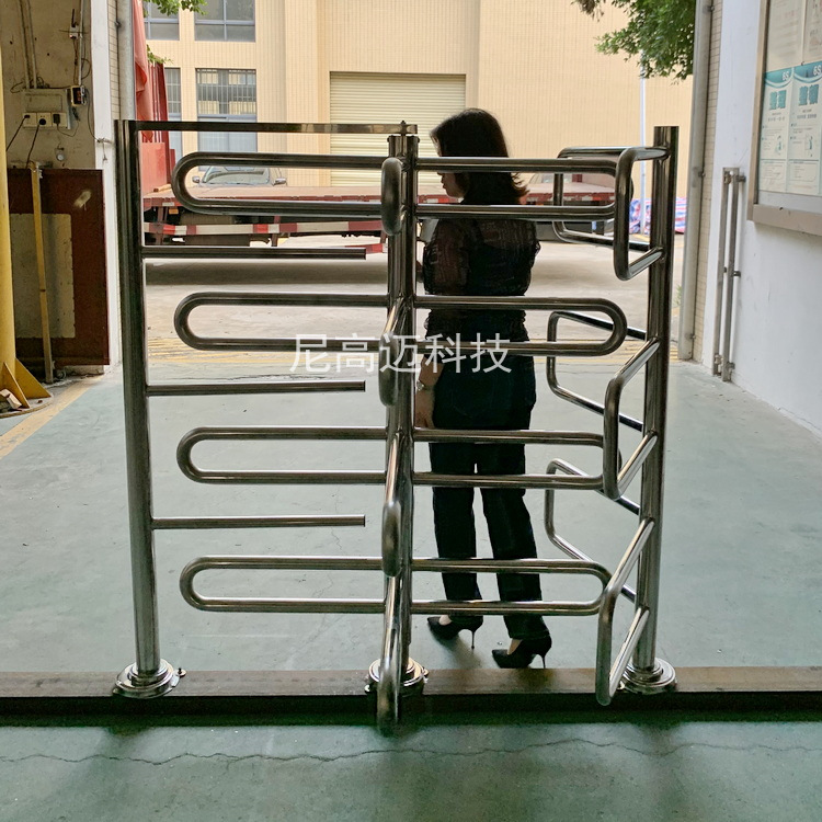 游乐园单向人员流动出入口机旋转栅栏道闸车站景区只出不进半高门