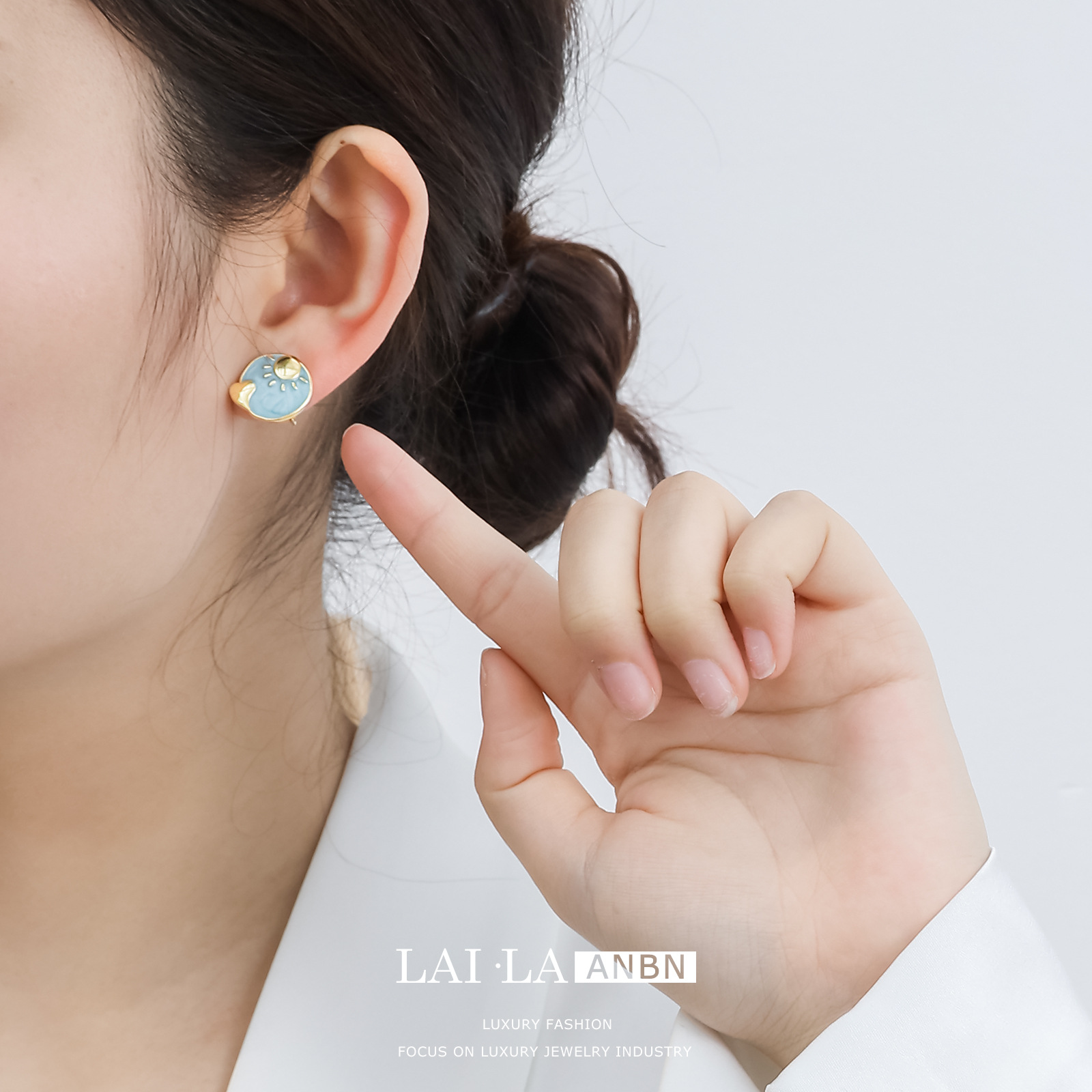 Pintura al óleo mosquito bobina oreja clip hembra sin perforado francés retro sol Luna tachona temperamento pendientes encantadores al por mayor