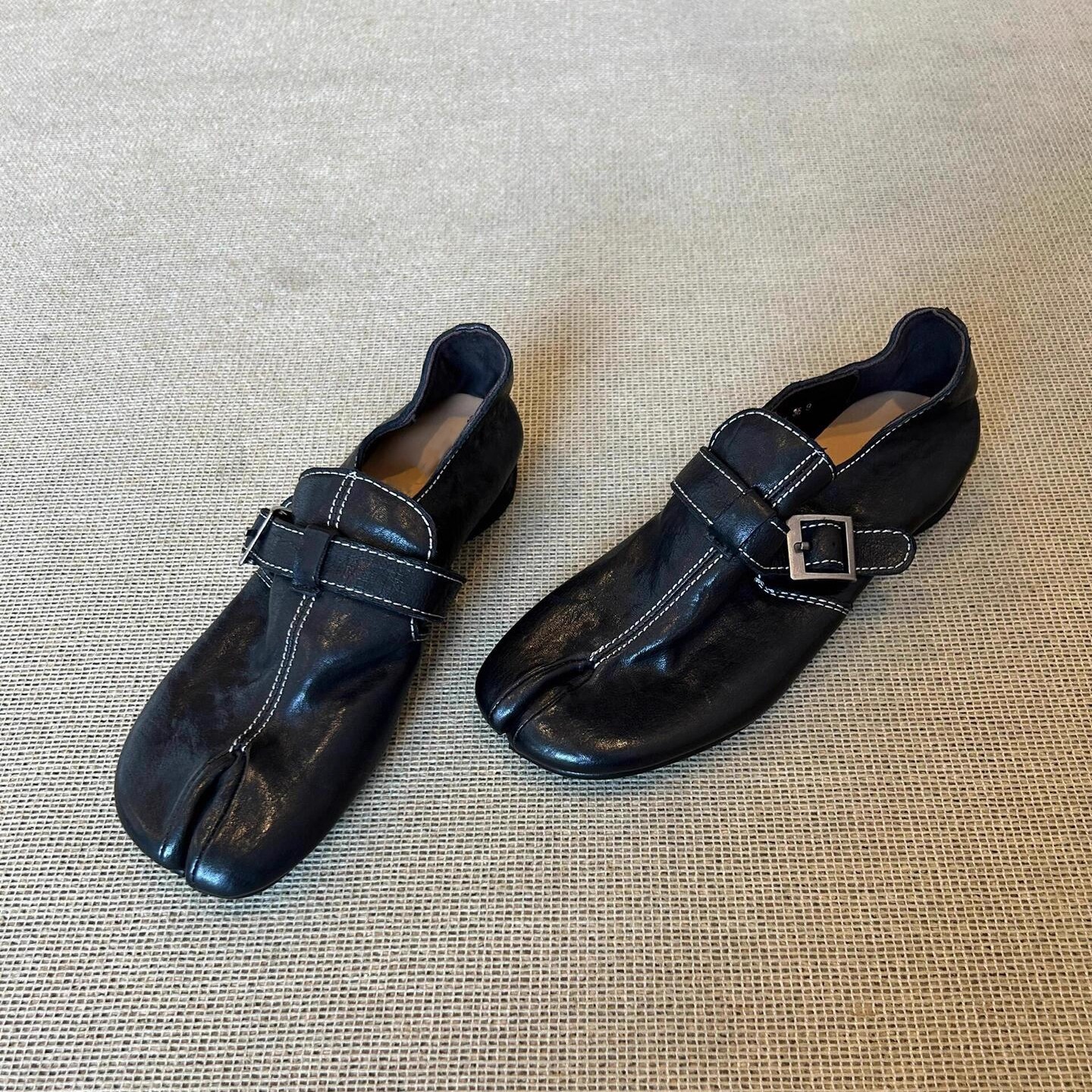 Sheepskin Version ~ Niche Fashionable One-Line Buckle Deep-Mouth Slip-On Small Leather Shoes for Women Barn Style Washed Leather Split-Toe Shoes