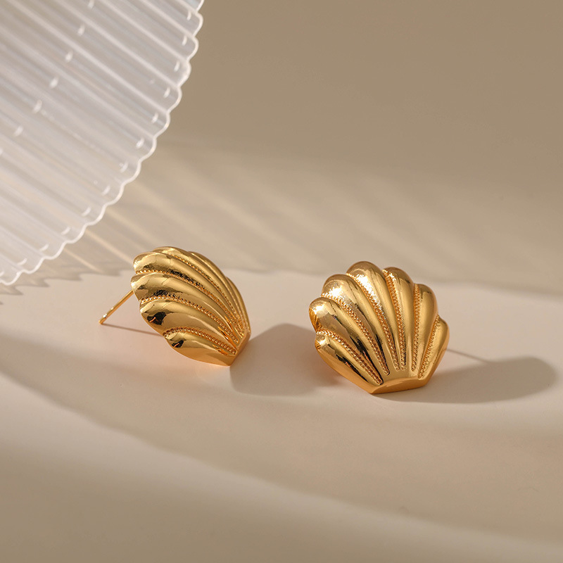 Shell Pattern Women'S Gender Plating, Inlay Design 1 Pair Elegant Retro Shell Plating Inlay Copper Artificial Gemstones 18k Gold Plated Ear Studs