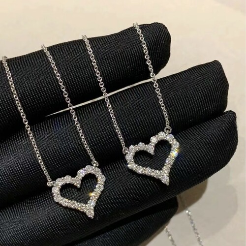 Titanium steel temperament fashionable diamond-studded ultra-bright heart pendant necklace for women, non-fading design, versatile choker chain jewelry