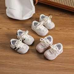 韓国版の新型の赤ちゃんの板の靴の男の子は靴の女の子の運動靴を学びます。