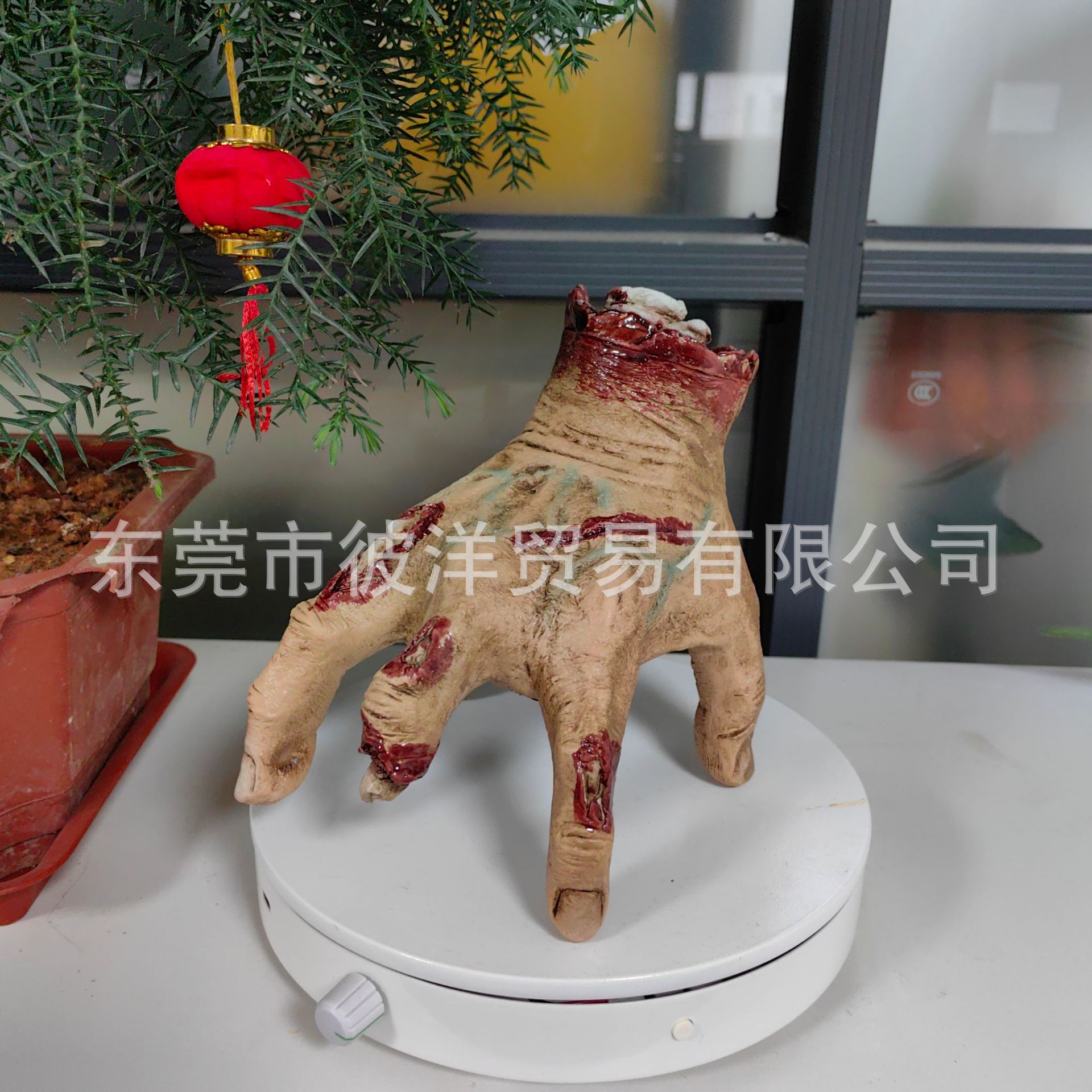 Halloween Decorative Ornaments, Electric Climbers, Walking Hands, Trick Toys, Haunted House Bar Scene Layout Props