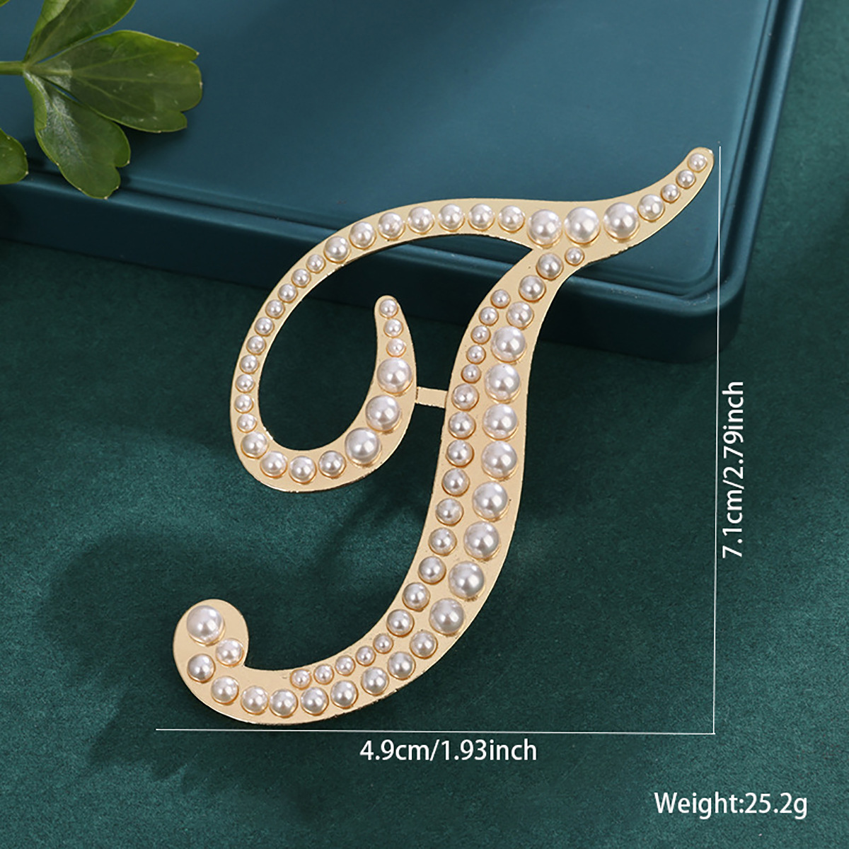 26 broches con letras en inglés de perlas, alfileres para ropa, decoraciones retro transfronterizas europeas y americanas, accesorios antiexposición para cuello