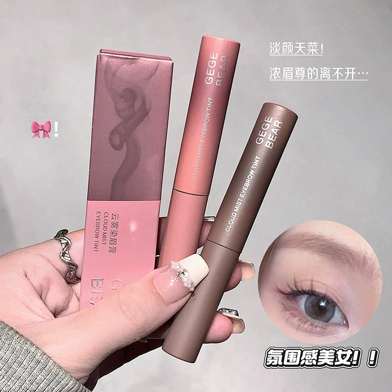 Крем Gege bear Cloudy Eyebrow имеет низкую насыщенность, делает корни отчетливыми и не смазывается. Легко использовать начинающим.