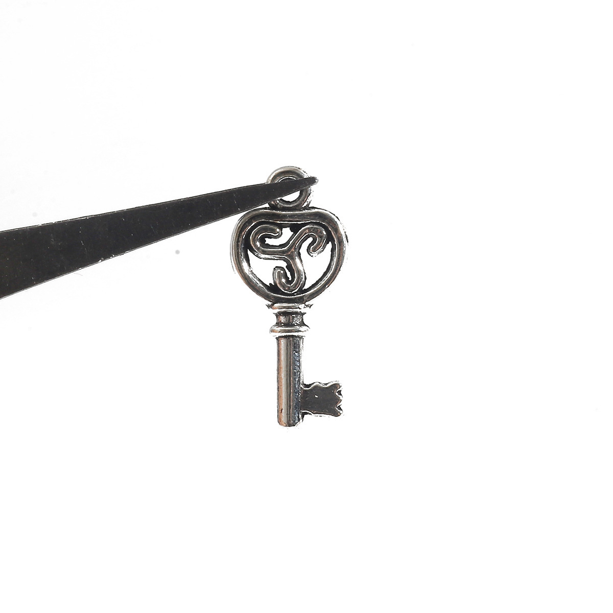 20 PCS/Package, a Pack of 30 Quantity 20 PCS/Package A Pack Of 30 Alloy Heart Shape Key Lock Pendant