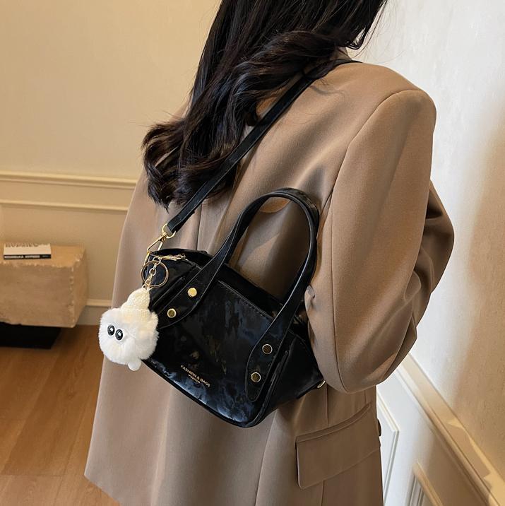 Nicho de diseño de tendencia bolso de cubo de mano mujer 2025 nueva moda bolso de hombro de estilo extranjero para trabajar bolso de transporte