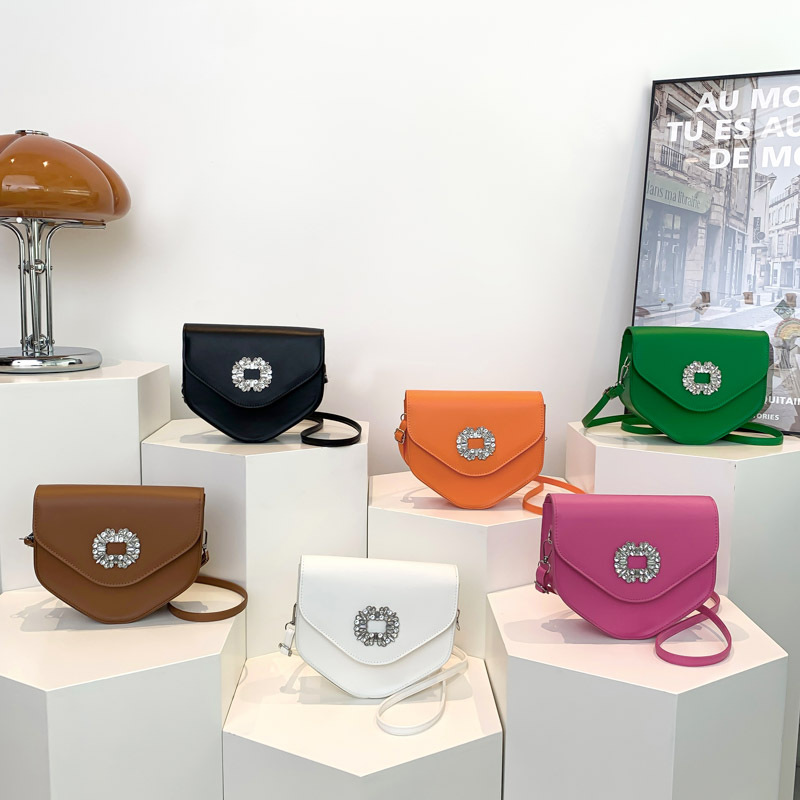 Borsa a tracolla singola con tracolla a triangolo alla moda alla moda 2024, nuova borsa da donna versatile con diamanti color caramella_voghion.com