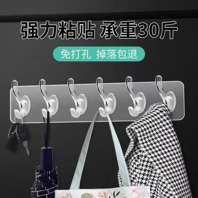 ドアの後ろに衣類やタオルを掛けるための穴を開けずにフックが付いており、キッチン用の透明で跡が残らない粘着フックが連続して貼り付けられています。|undefined
