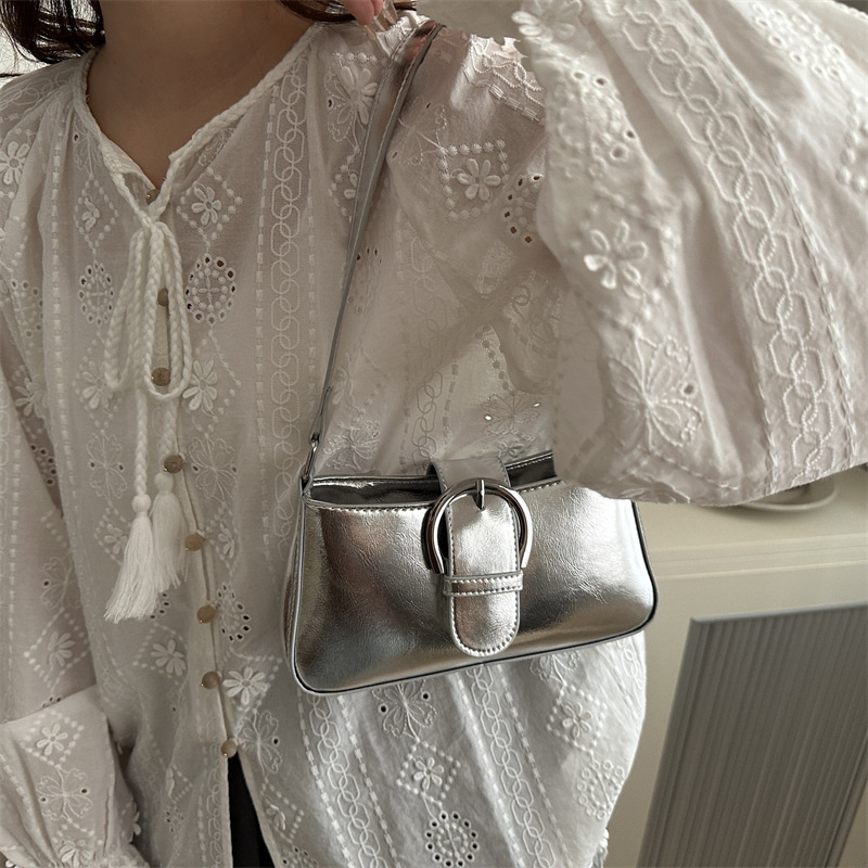 Bolsos de plata de nicho de alto nivel para mujeres 2024, nuevo verano, bolso de brazo de hombro universal, bolso de mochila