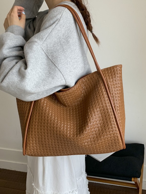 Bajo las axilas de gran capacidad para trabajar bolsas de viaje para mujeres nuevas moda coreana alta sensación de amplio ocio bolsas de hombro