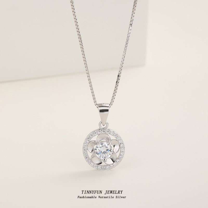 Japón y Corea del Sur pequeños colgantes de flores de plata esterlina frescos colgantes de moda personales para mujeres colgantes al por mayor