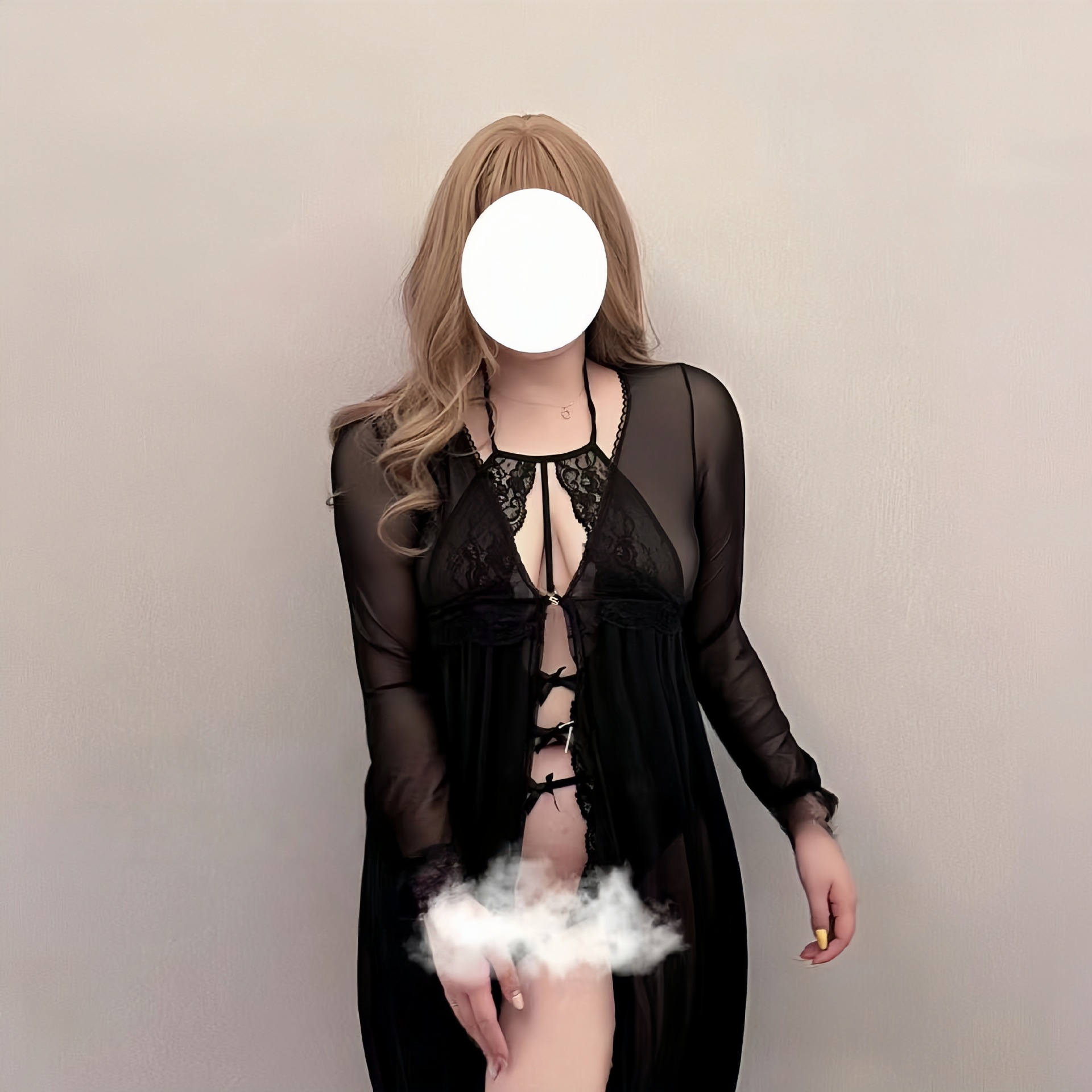 검은색 점프수트 + 가운
