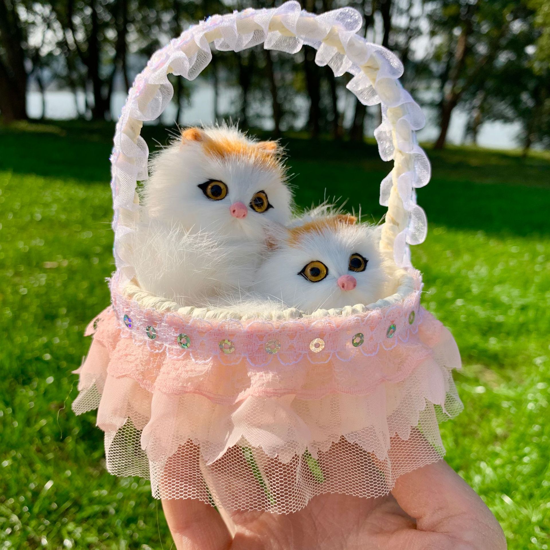 Panier de fleurs rose clair à cinq doigts chat mère et enfant