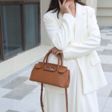 TOGO�^��ţƤŮ���μ�Ůʿ�����r�д�����ͨ��ˮͰ������ܛƤ�w�^