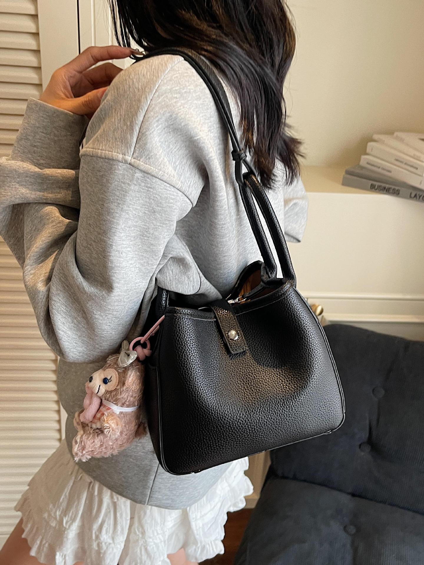 Venta caliente de comercio exterior bolso de cubo de verano mujer 2025 bolso de canasta de verduras de mano nueva tendencia bolso de mensajero de alta gama de todos los partidos