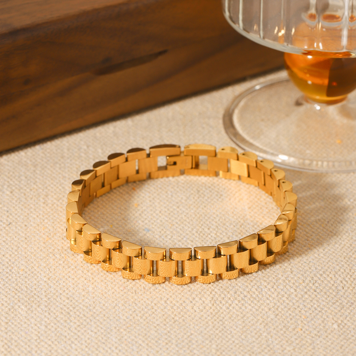 Europa y los Estados Unidos 18K oro acero inoxidable pulsera pulsera de reloj pulsera de lujo ligero nicho de alta sensación joyas de acero de titanio no decoloración joyas image 4