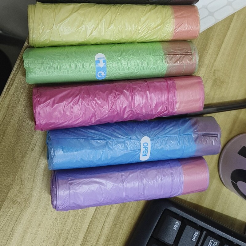 ひもを引くゴミ袋は90匹の家庭用の恵装キッチン寮を厚くして、黒色の大型の手提げゴミ袋を持っている|undefined