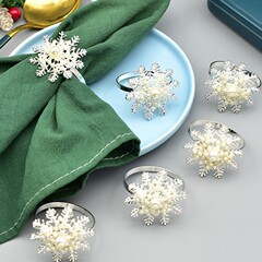 クリスマスの雪花真珠合金の透かし彫りのナプキンリングは真珠のナプキンリングのナプキンをまねて真珠のナプキンを掛けて雪花を掛けます。