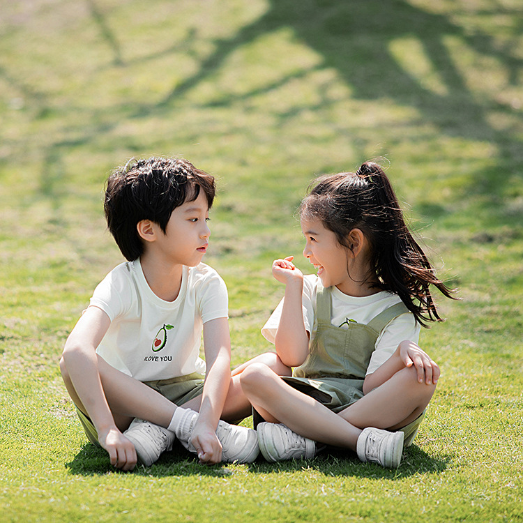 Una familia de tres o cuatro ropa casual para padres e hijos 2023 Verano para niños y niñas camisa de manga corta madre e hija pantalones tirantes traje marea
