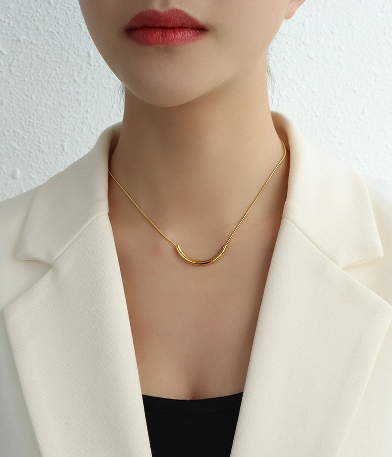 Golden Smile Shape Simple Romantic Titanium Steel Necklace display picture 4