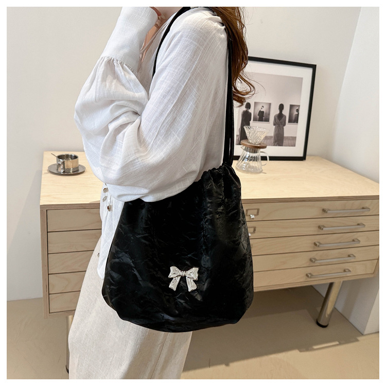 Large-capacity, elegant commuter tote bag, bow single-shoulder bag, distinctive pleated crossbody bag, 2024 new style bag trend undefined