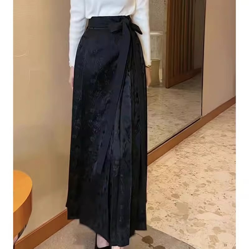 黒の新しい中国式のレトロなプリントの馬のスカートの女性の2025春の新型の高い腰はやせているファッションの百合の半身のスカートを現します。|undefined