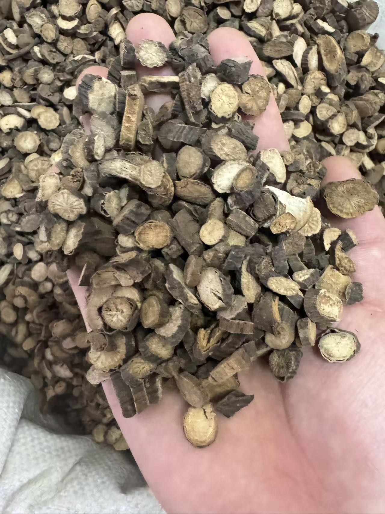 Red Peony Root Chi Shao Dried Herb Slices 1000g Bag for Decoction and Culinary Use in use