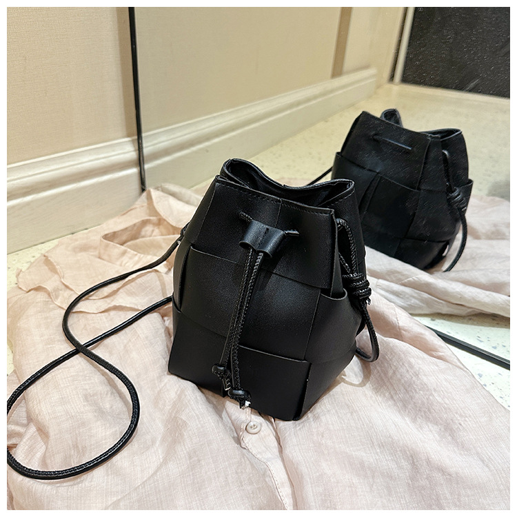 Internet famous handbag for women in 2024, high-end drawstring woven shoulder bag with large capacity, trendy and fashionable crossbody bucket bag_voghion.com