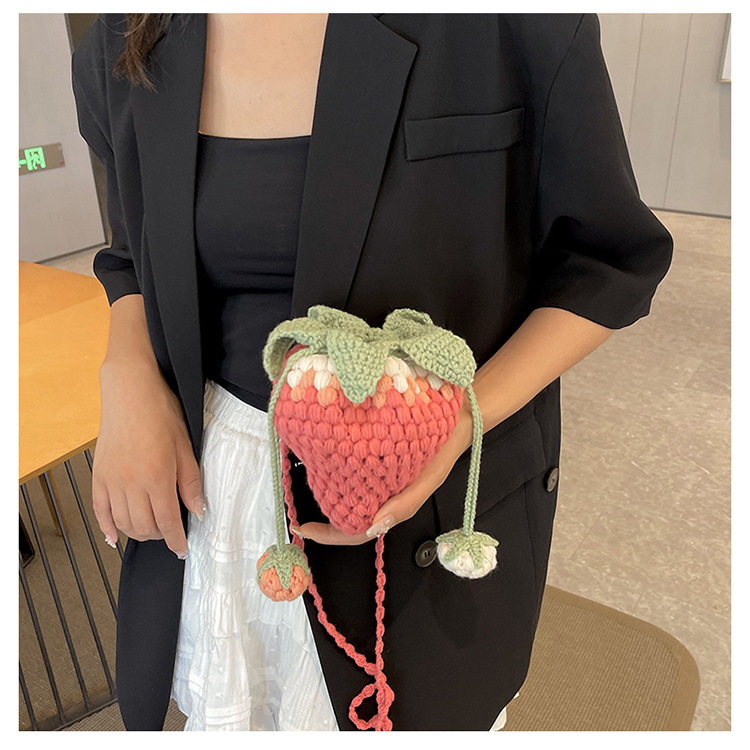 Femmes Petit Polyester Fruit Fraise Mignon Rond Chaîne De Caractères Sac Bandoulière display picture 5