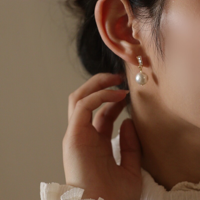 "Pearl Song" Simple and Exquisite Pearl Earrings for Women, Autumn and Winter Earrings Without Pierced Ears, Retro Mosquito Coil Disc Ear Clips "Pearl Song" Simple and Exquisite Pearl Earrings for Women, Autumn and Winter Earrings Without Pierced Ears, Retro Mosquito Coil Disc Ear Clips