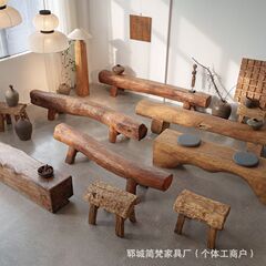 古材の長椅子、無垢材の風化した丸い木製パイルスツール、古材の長椅子、風景の良い休憩場所、靴交換用スツール