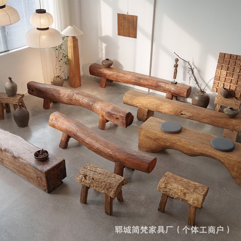 古材の長椅子、無垢材の風化した丸い木製パイルスツール、古材の長椅子、風景の良い休憩場所、靴交換用スツール|undefined