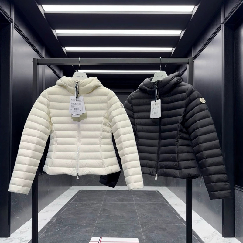 Mengkou's new Ige lightweight down jacket for women, short, slim fit, hooded, slimming, with badge detailing on the sleeves, warm jacket