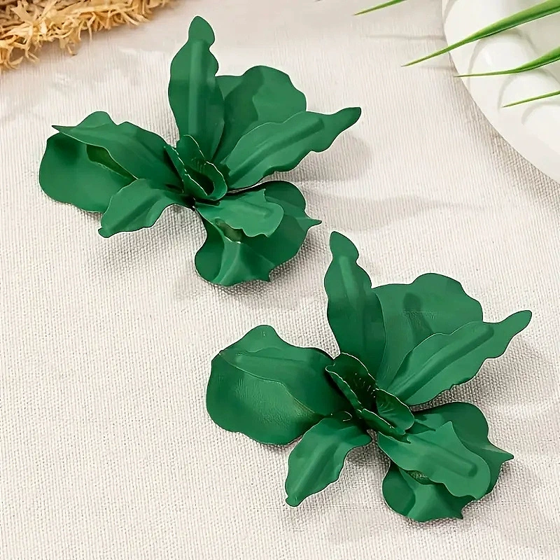 Европейские и американские модные серьги-гвоздики с геометрическим принтом, складками и лакированными цветочными элементами, подходящие для уличных вечеринок и различных мероприятий весной и летом.