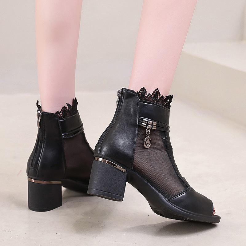 2026 verano nuevo estilo universal zapatos de tacones gruesos zapatos de malla de mujer transpirable hueco hueco hueco zapatos de tacones de mujer