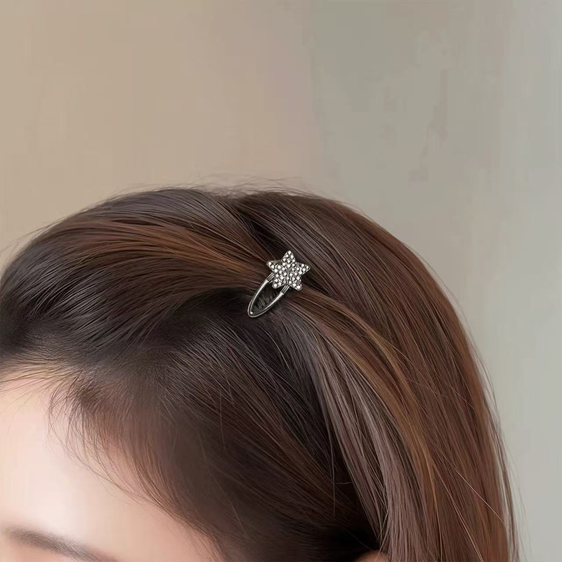 Internet Celebrity Blogger's New Exquisite Small Duckbill Clip with Rhinestones, Heart-Shaped Bow, and Compact Hairpin for Forehead Bangs and Side Clips Internet Celebrity Blogger's New Exquisite Small Duckbill Clip with Rhinestones, Heart-Shaped Bow, and Compact Hairpin for Forehead Bangs and Side Clips