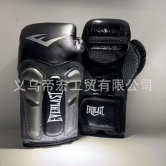 筋肉のEボクシングの手袋の男女のボクシングのmmaはボクシングをします。