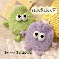 新しい冬のアニメのぬいぐるみ湯たんぽに水を注いで、防爆かわいい湯たんぽを厚くして、お腹を温めます。