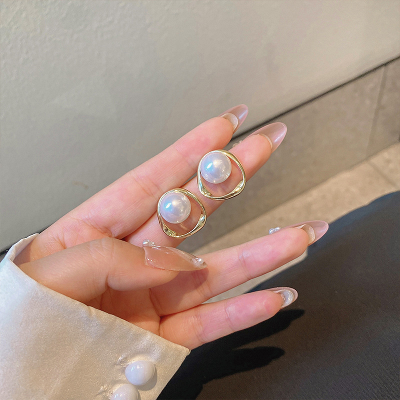 Pendientes transfronterizos, pendientes de metal de alta calidad, pendientes de 2025 nuevos pernos de moda, temperamento ligero y lujoso, pendientes de atmósfera