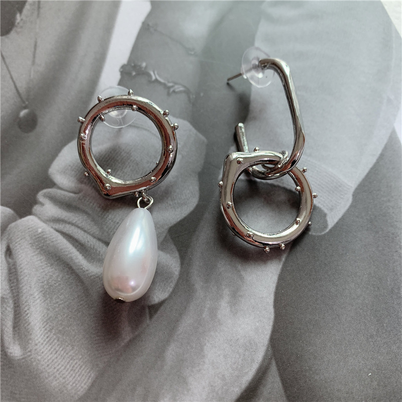 Fashionable Asymmetric Pearl Earrings display picture 8