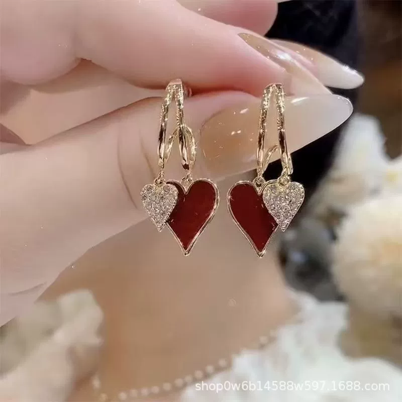 Новый премиум-смысл красный любящий серьги модный темперамент серебряная игла ушные гвозди сетка красная женщина светлая экстравагантная персиковая сердцебиение женская